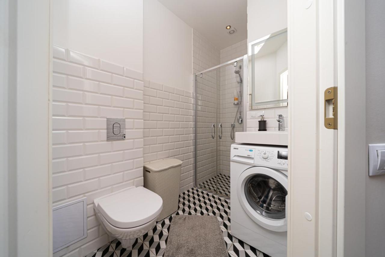 Stylish Studio Close To City Center, Cafes & Parks & Local Dining ريغا المظهر الخارجي الصورة